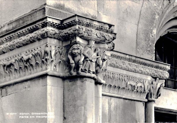 Zürich. Grossmünster. Partie am Hauptportal Vorderseite