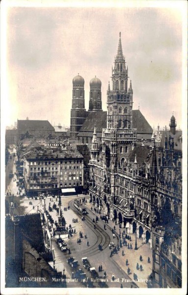 München - Marktplatz mit Rathaus und Frauenkirche Vorderseite