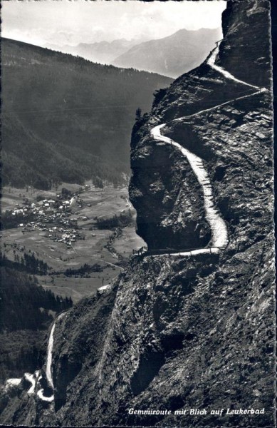 Gemmiroute mit Blick auf Leukerbad. Vorderseite