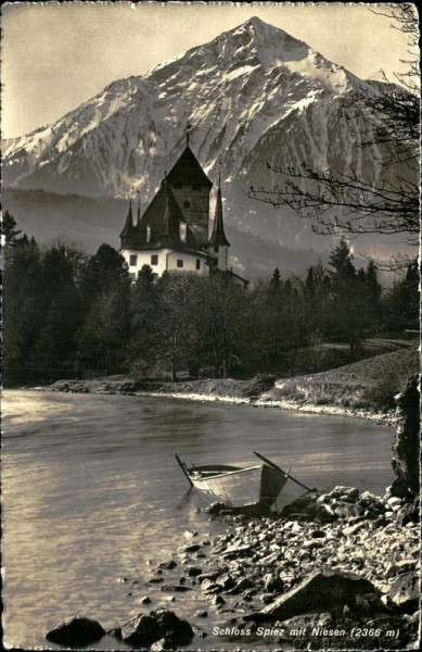 Schloss Spiez mit Niesen Vorderseite