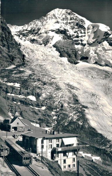 Jungfraubahn, Station Eigergletscher mit Mönch und Eigergletscher Vorderseite