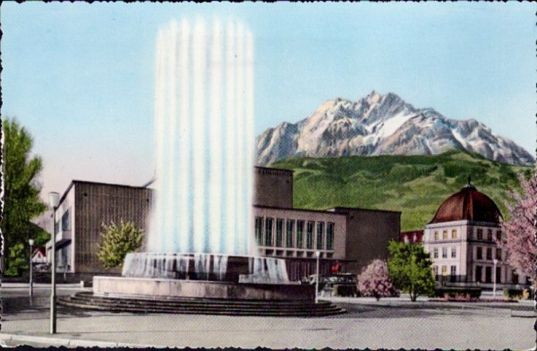Luzern - Kunst- und Kongresshaus mit Wagenbachbrunnen und Pilatus