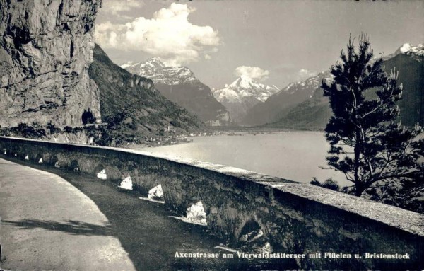 Axenstrasse am Vierwaldstättersee mit Flüelen und Bristenstock Vorderseite