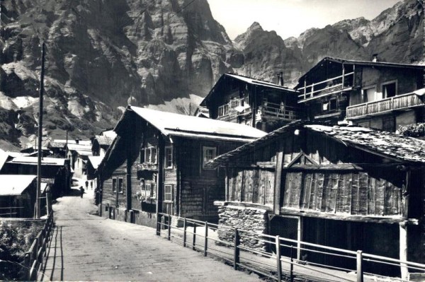 Leukerbad. Dorfpartie g. die Gemmi Vorderseite