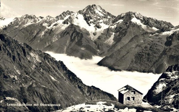 Leutschachhütte mit Oberalpstock Vorderseite