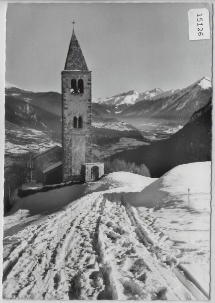 Mon bei Tiefencastel Das alte Kirchlein St. Cosmas und Damian im Winter en hiver