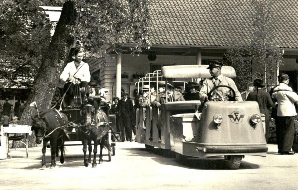 Elektrobahn und Pony-Droschke an der Schweizerischen Landesausstellung 1939 in Zürich Vorderseite
