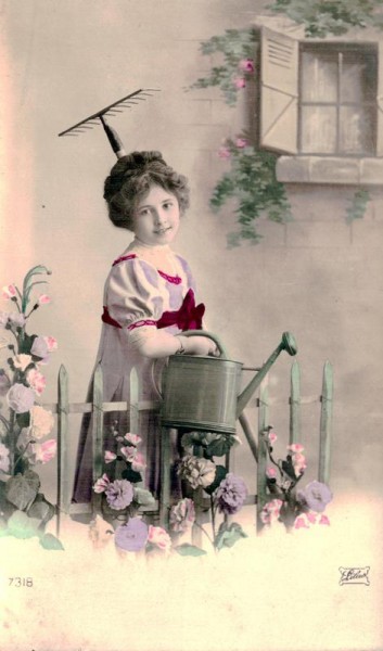Frau im Garten Vorderseite