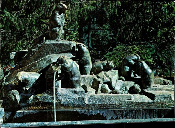 Zermatt Der Murmeltierbrunnen beim Dorfplatz Vorderseite