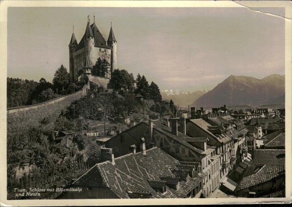 Thun. Schloss mit Blüemlisalp und Niesen Vorderseite