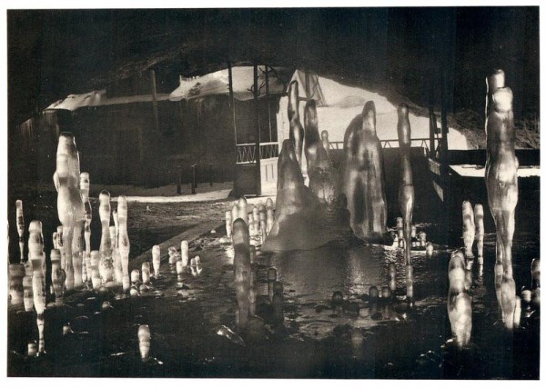 Eis- Stalagmiten in der Wildkirchli Grotte Vorderseite