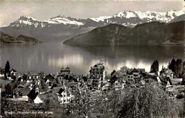 Weggis, Unterdorf mit den Alpen Vorderseite