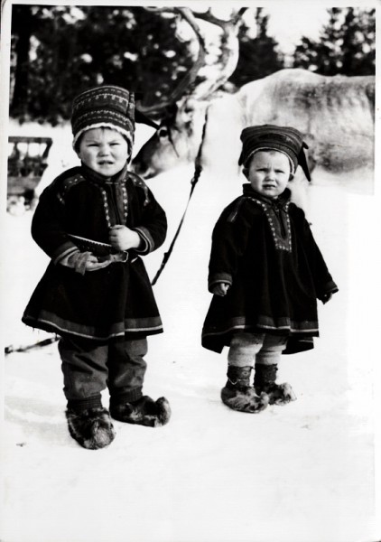 Zwei finnische Kinder im Schnee