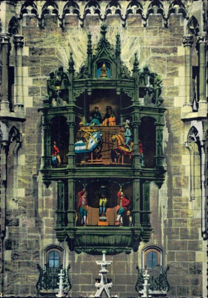 München - Glockenspiel am Rathausturm Vorderseite