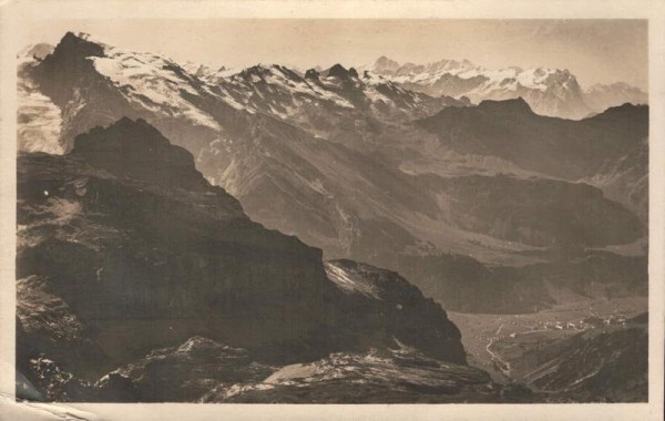 Blick auf Ruckhubelhütte und Engelberg vom Ruchstock aus Vorderseite