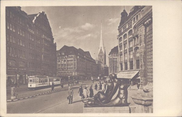 München, Mönckebergstrasse mit Mönckeberg Brunnen Vorderseite