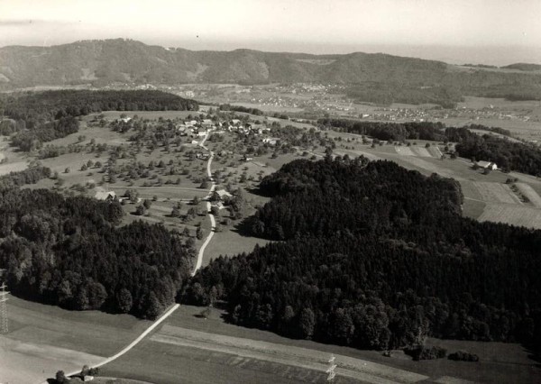 8905 Arni-Islisberg AG, Islisbergstrasse/ Hintergrund: Uetliberg Vorderseite