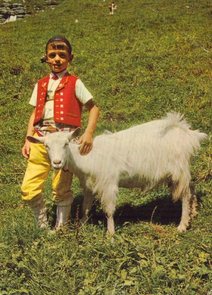 Knabe mit Appenzellertracht und Ziege
