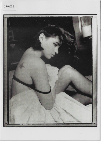 Beatrice Dalle sur le lit II. Paris 1986 - Photo: Bettina Rheims