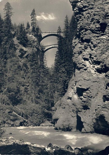 Strassen und Bahnbrücke über die Schynschlucht bei Solis Albula-Linie Chur-Engadin Vorderseite