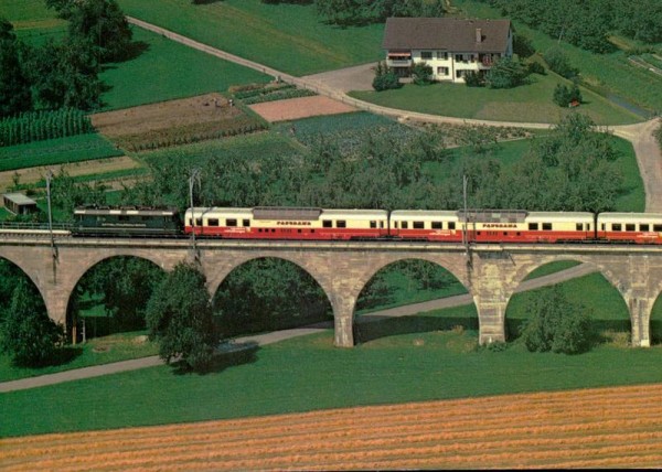 Panorama-Zug Re 4/4 II der MThB Nr.21 Vorderseite