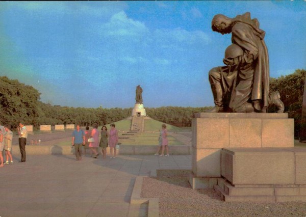 Berlin - Hauptstadt der DDR, Sowjetisches Ehrenmal im Treptower Park Vorderseite