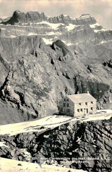 Claridenhütte mit Glärnischkette Vorderseite