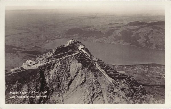 Niesen-Kulm vom Flugzeug aus gesehen Vorderseite