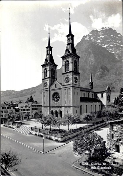 Glarus. Stadtkirche mit Glärnisch Vorderseite