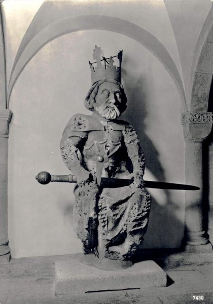 Zürich. Krypta im Grossmünster. Orginal-Statue "Karl der Grosse" Vorderseite