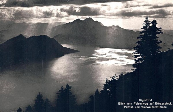 Rigi-First, Blick vom Felsenweg auf Bürgerstock, Pilatus und Vierwaldstättersee Vorderseite