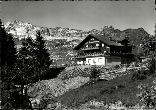 Amden, Hotel Berghus "Arvenbüel", Blick zum Mattstock und Rahberg Vorderseite