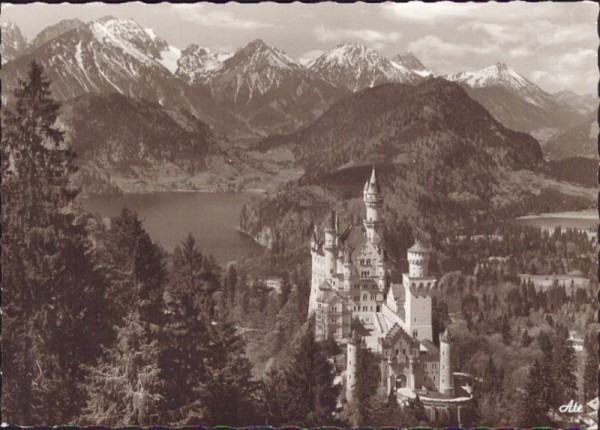 Schloss Neuschwanstein mit Alpsee und Tiroler Bergen