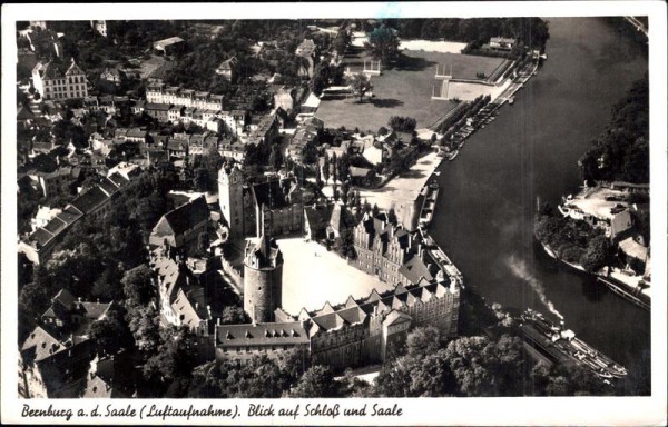 Bernburg an der Saale (Luftaufnahme). Blick auf Schloss und Saale Vorderseite