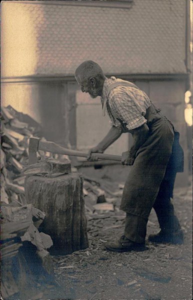 Mann beim Holz spalten Vorderseite