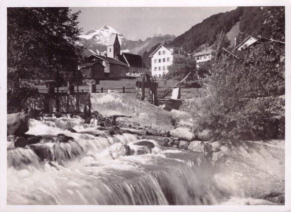 Elm. Partie am Sernftbach mit Hausstock und Leiterberg