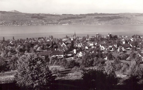 Männerdorf am Zürichsee mit Rigi und Pilatus