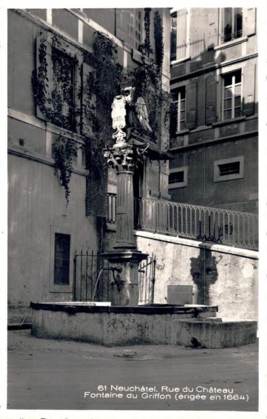Neuchâtel. Rue du Château. Fontaine du Griffon Vorderseite