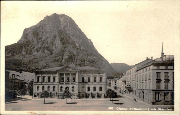 Rathausplatz mit Glärnisch (Glarus) Vorderseite