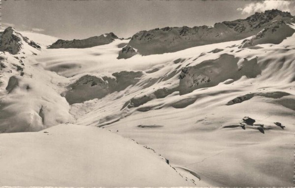 Grialetsch-Hütte bei Davos der S.A.C. St.Gallen. Blick auf Grialetsch-Gletscher, Kl.Sarsura, P.Sarsura u. P.Vadret Vorderseite