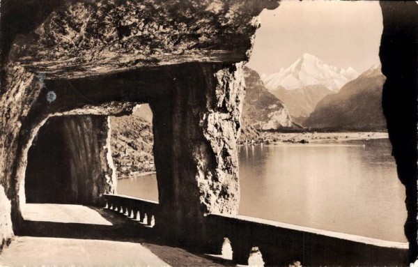 Axenstrasse. Blick auf Flüelen und Bristenstock Vorderseite