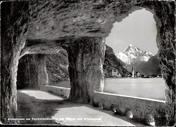 Axenstrasse am Vierwaldstättersee mit Plüelen und Bristenstock Vorderseite