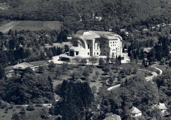 Goetheanum, Freie Hochschule für Geisteswissenschaften, Dornach  -  Flugaufnahmen Vorderseite
