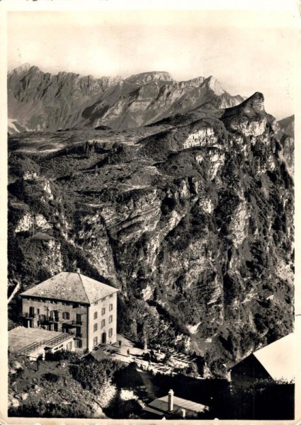 Hotel Trübsee mit Bitzistock Vorderseite