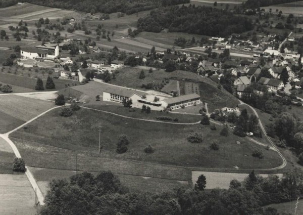 5444 Künten AG, Heiligkreuzkirche, Schulhaus Vorderseite