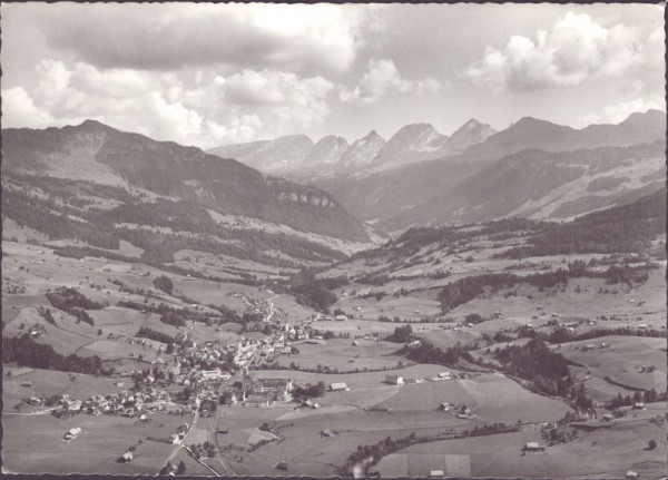 Flugaufnahme, Neu St.Johann-Nesslau mit Schindelberg und Churfirsten