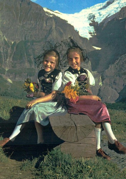 Grindelwald, Berner Trachtenmädchen Vorderseite