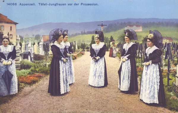 Appenzell, Täfeli-Jungfrauen vor der Prozession