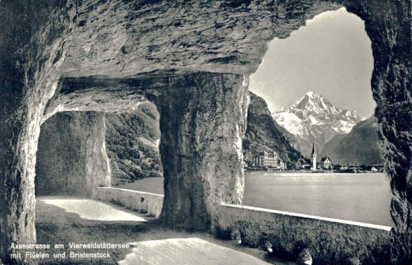 Axenstrasse am Vierwaldstättersee mit Flüelen und Bristenstock Vorderseite