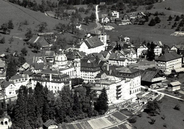 Mutterhaus Menzingen mit Dorf / ZG - Flugaufnahmen Vorderseite